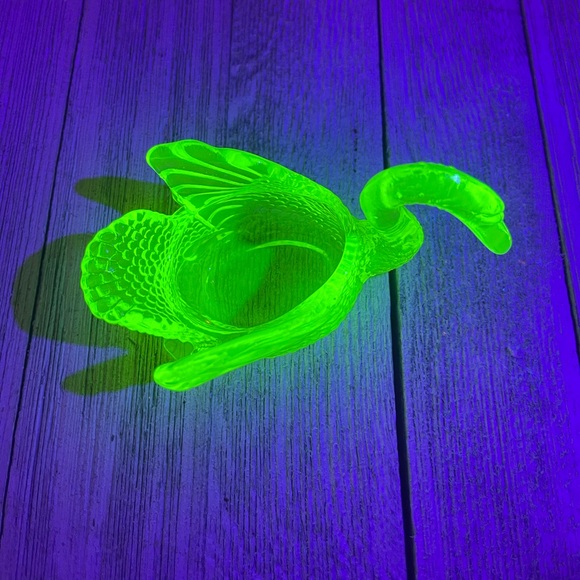 Vtg Vaseline Glass Swan Salt Cellar) - Picture 4 of 7